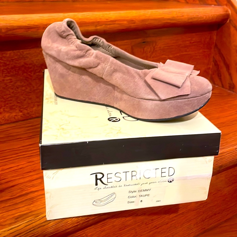 Women’s Restricted Demmy wedge/ taupe